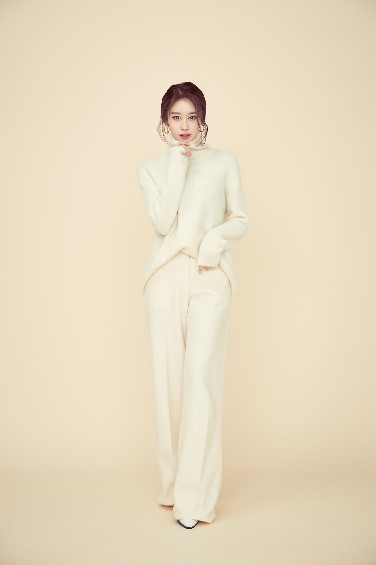 Jiyeon tung bộ ảnh chào năm mới đẹp mê hồn trước thềm comeback
