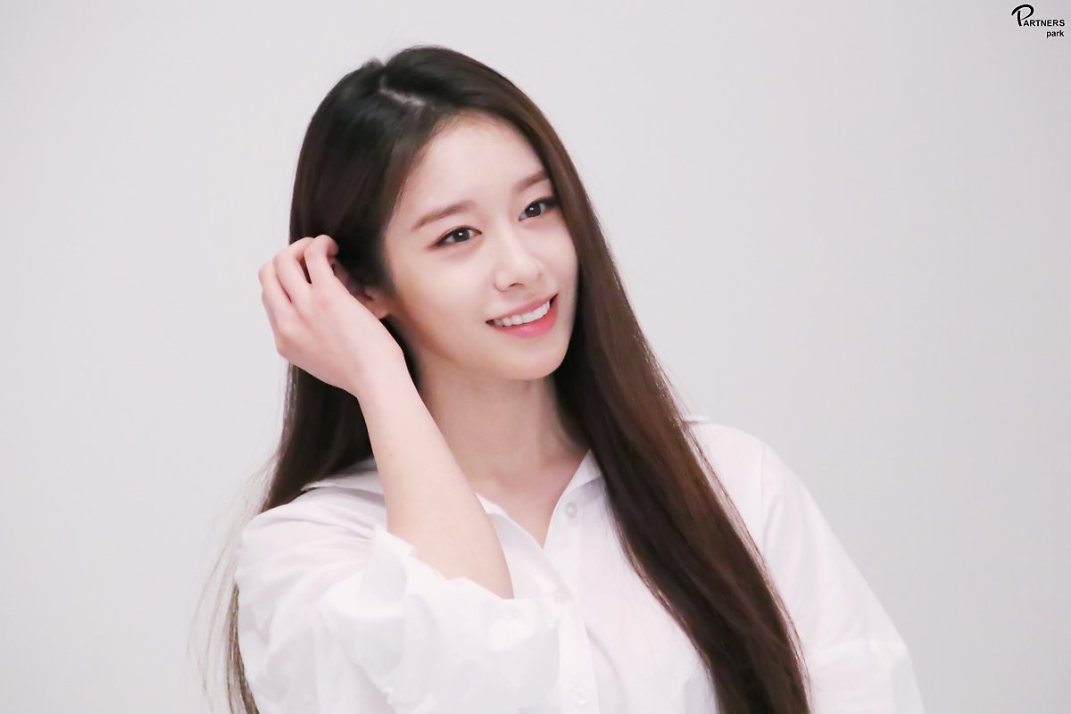 Jiyeon tung bộ ảnh chào năm mới đẹp mê hồn trước thềm comeback