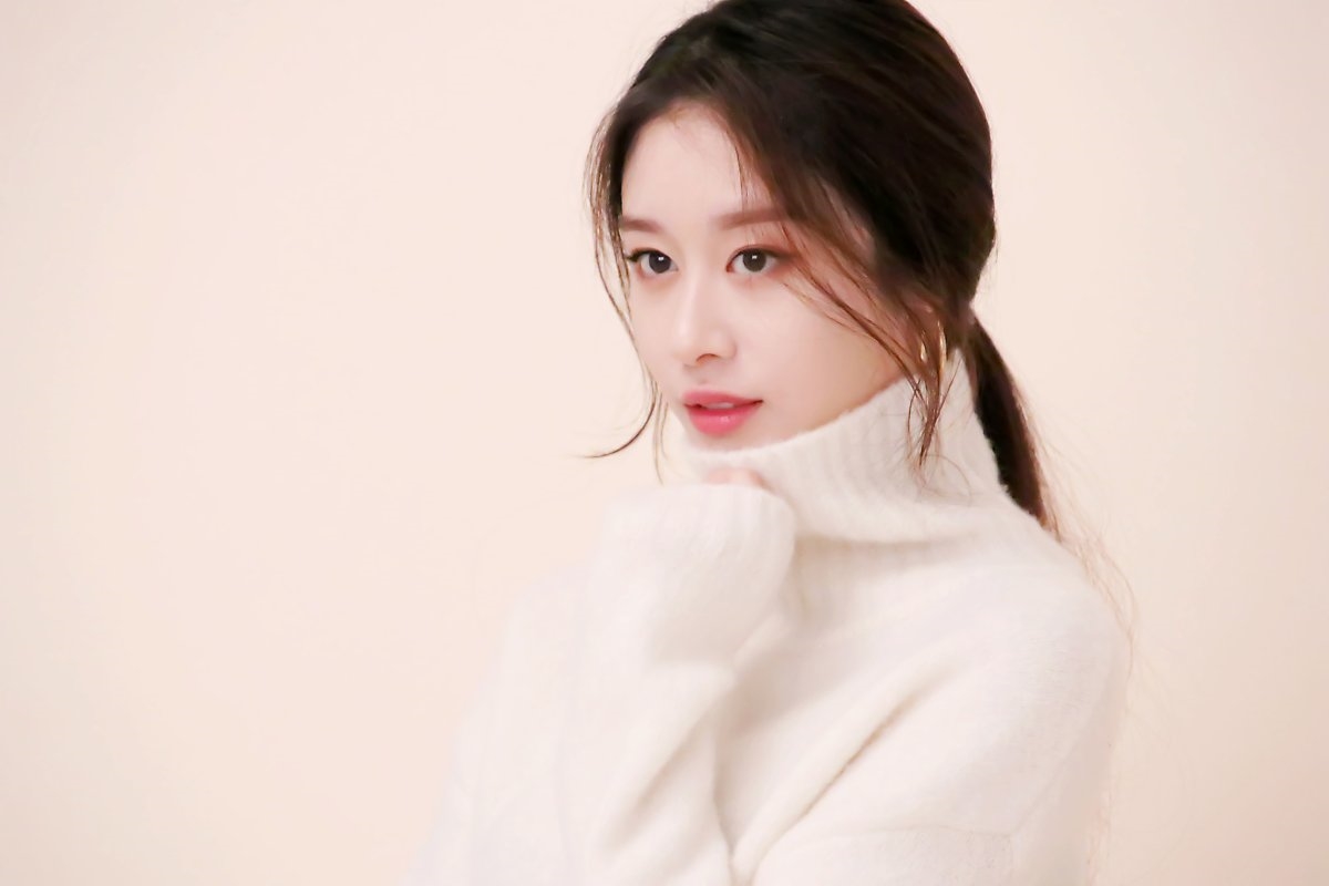 Jiyeon tung bộ ảnh chào năm mới đẹp mê hồn trước thềm comeback