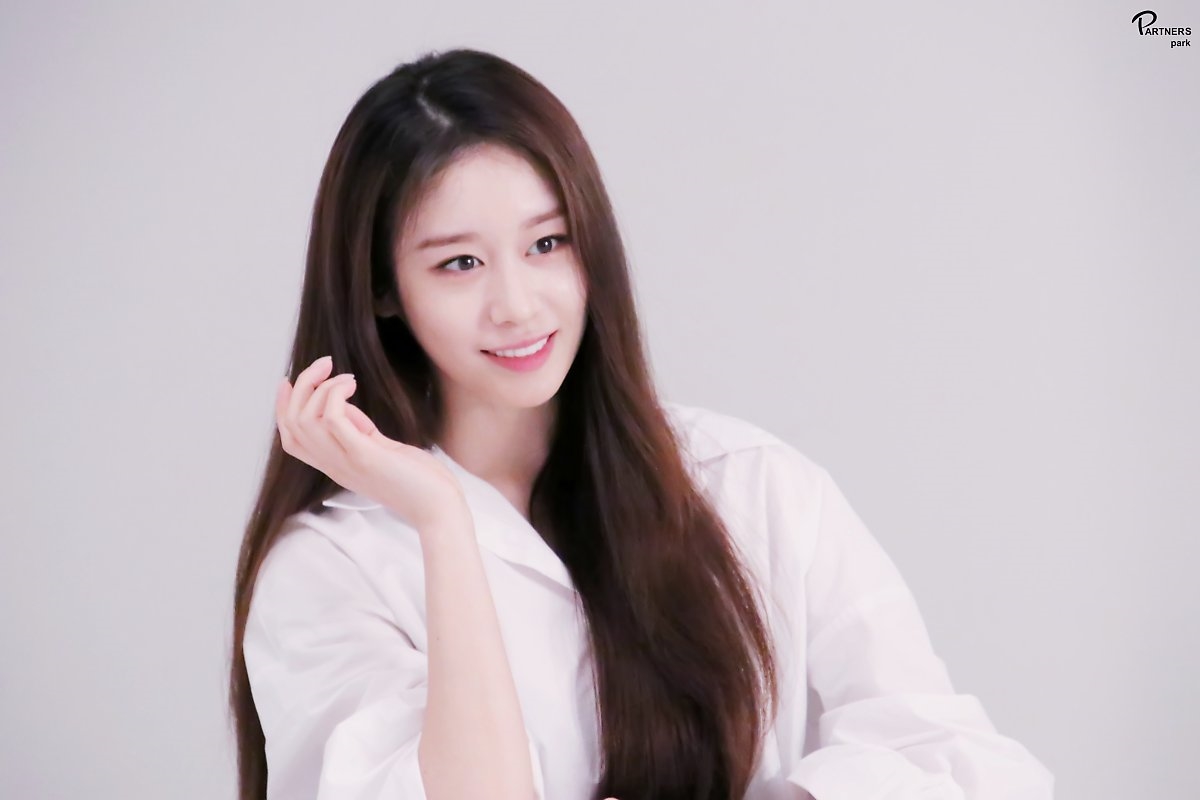Jiyeon tung bộ ảnh chào năm mới đẹp mê hồn trước thềm comeback