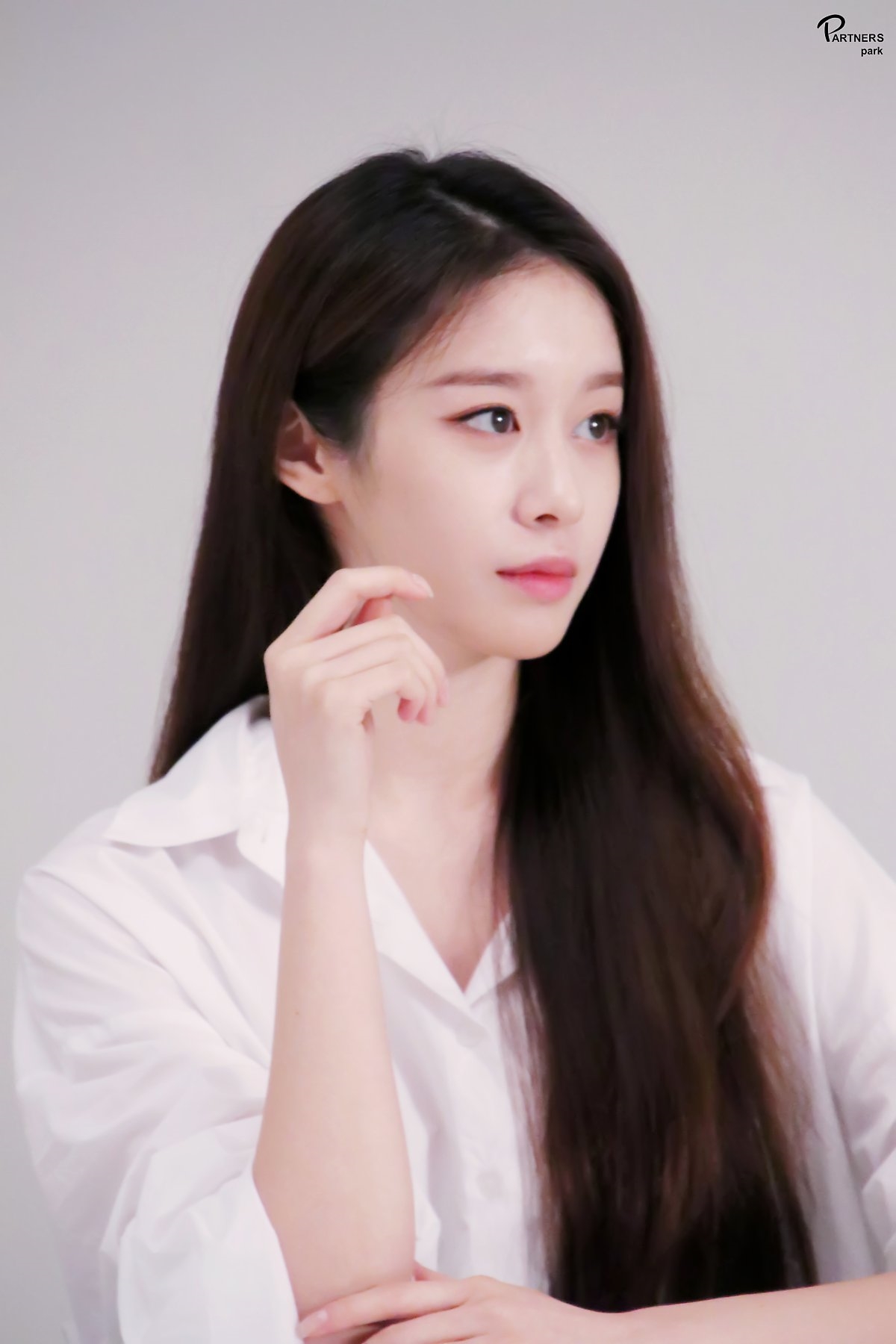 Jiyeon tung bộ ảnh chào năm mới đẹp mê hồn trước thềm comeback