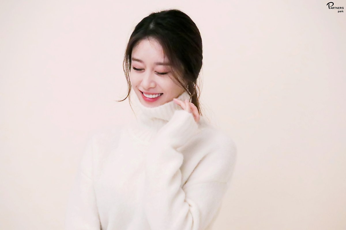 Jiyeon tung bộ ảnh chào năm mới đẹp mê hồn trước thềm comeback