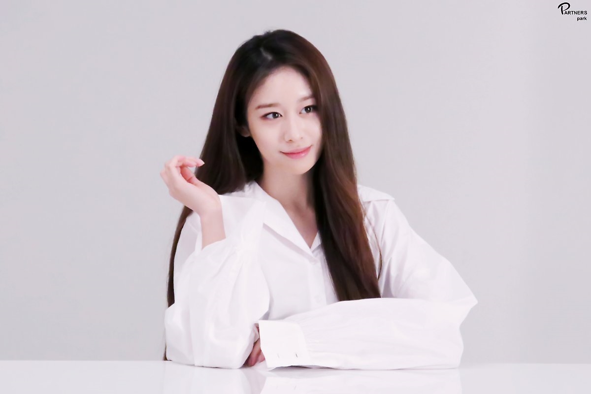 Jiyeon tung bộ ảnh chào năm mới đẹp mê hồn trước thềm comeback