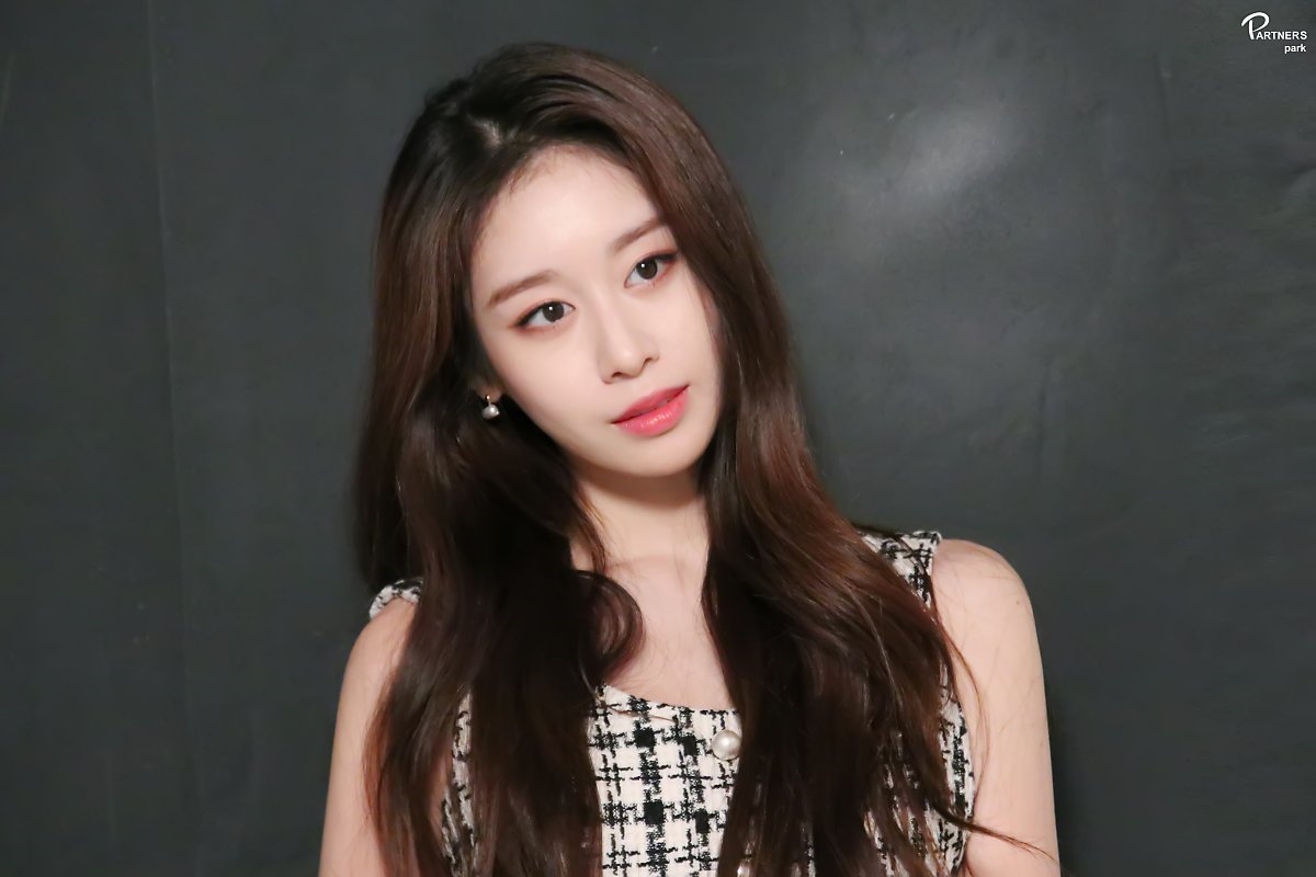 Jiyeon tung bộ ảnh chào năm mới đẹp mê hồn trước thềm comeback