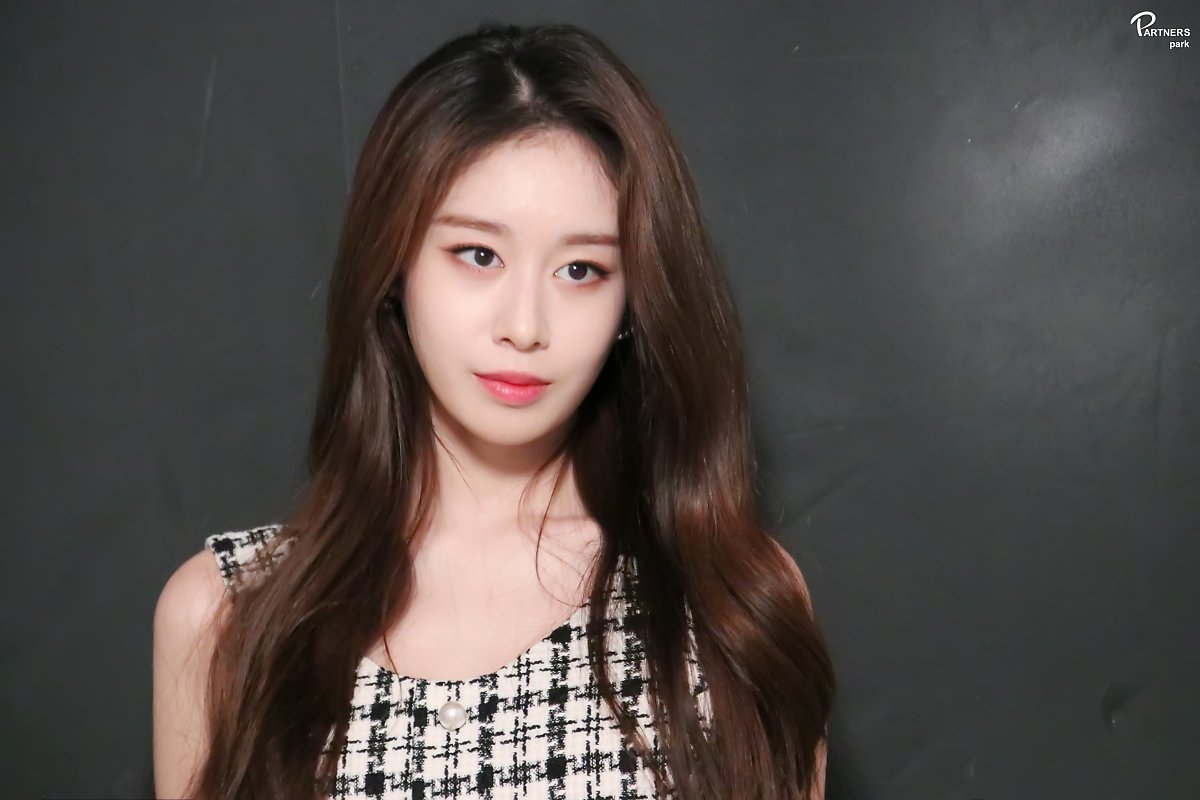 Jiyeon tung bộ ảnh chào năm mới đẹp mê hồn trước thềm comeback