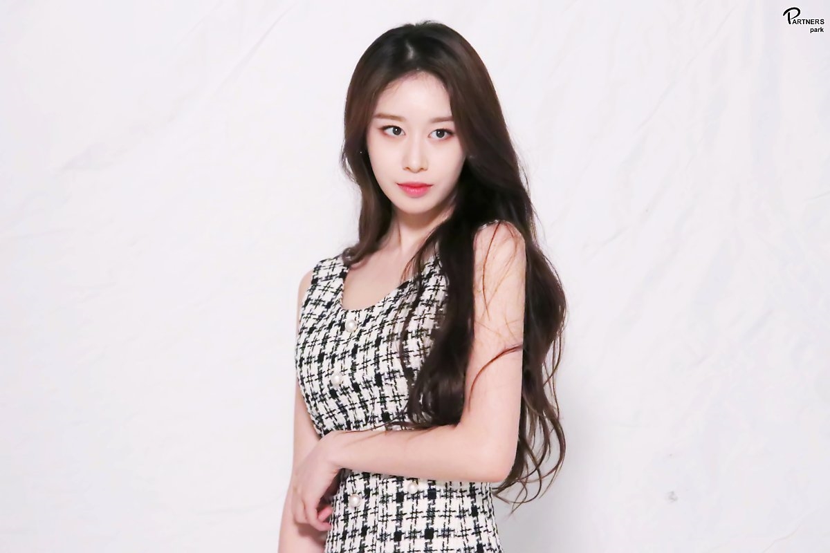 Jiyeon tung bộ ảnh chào năm mới đẹp mê hồn trước thềm comeback