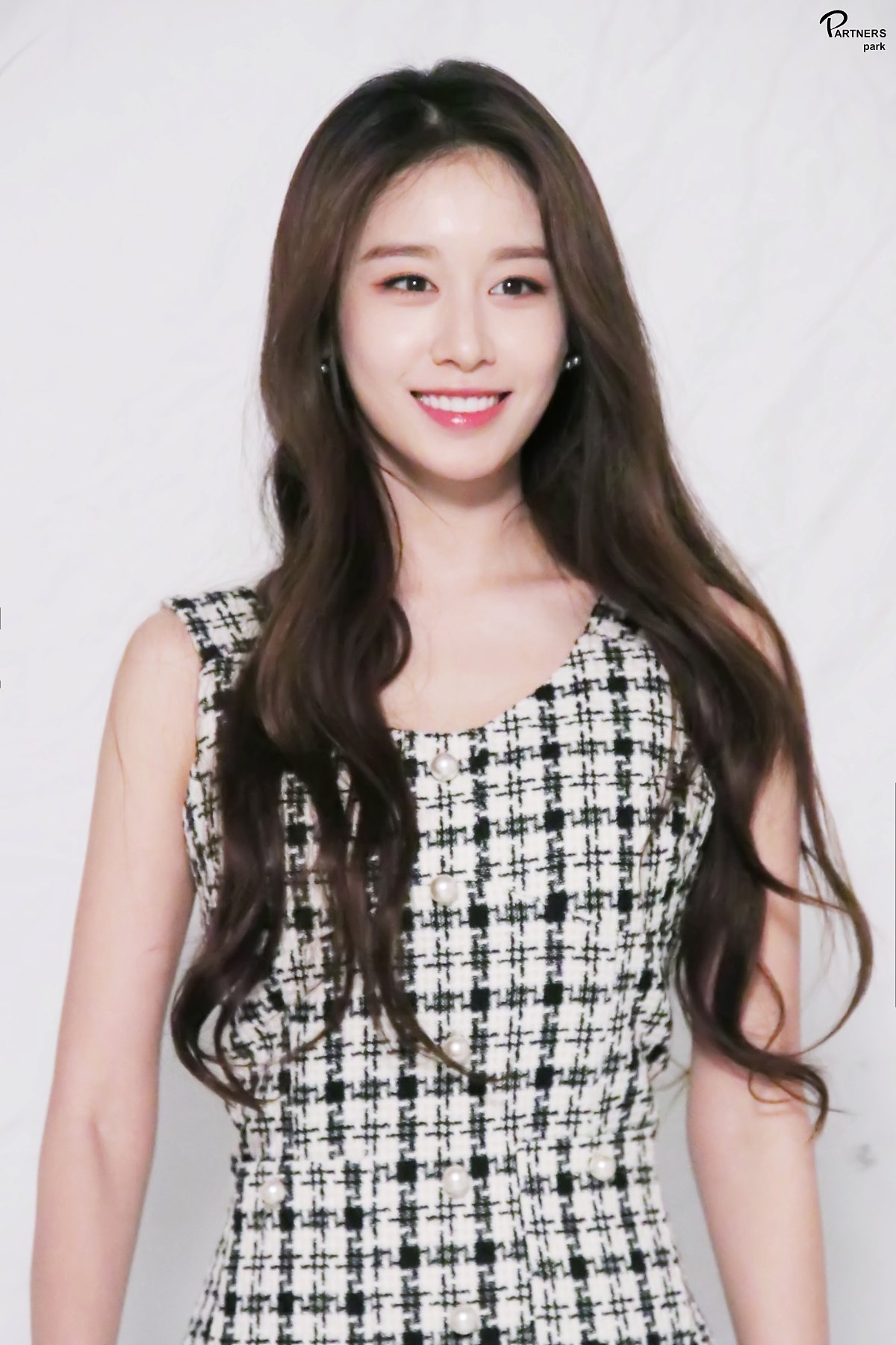 Jiyeon tung bộ ảnh chào năm mới đẹp mê hồn trước thềm comeback