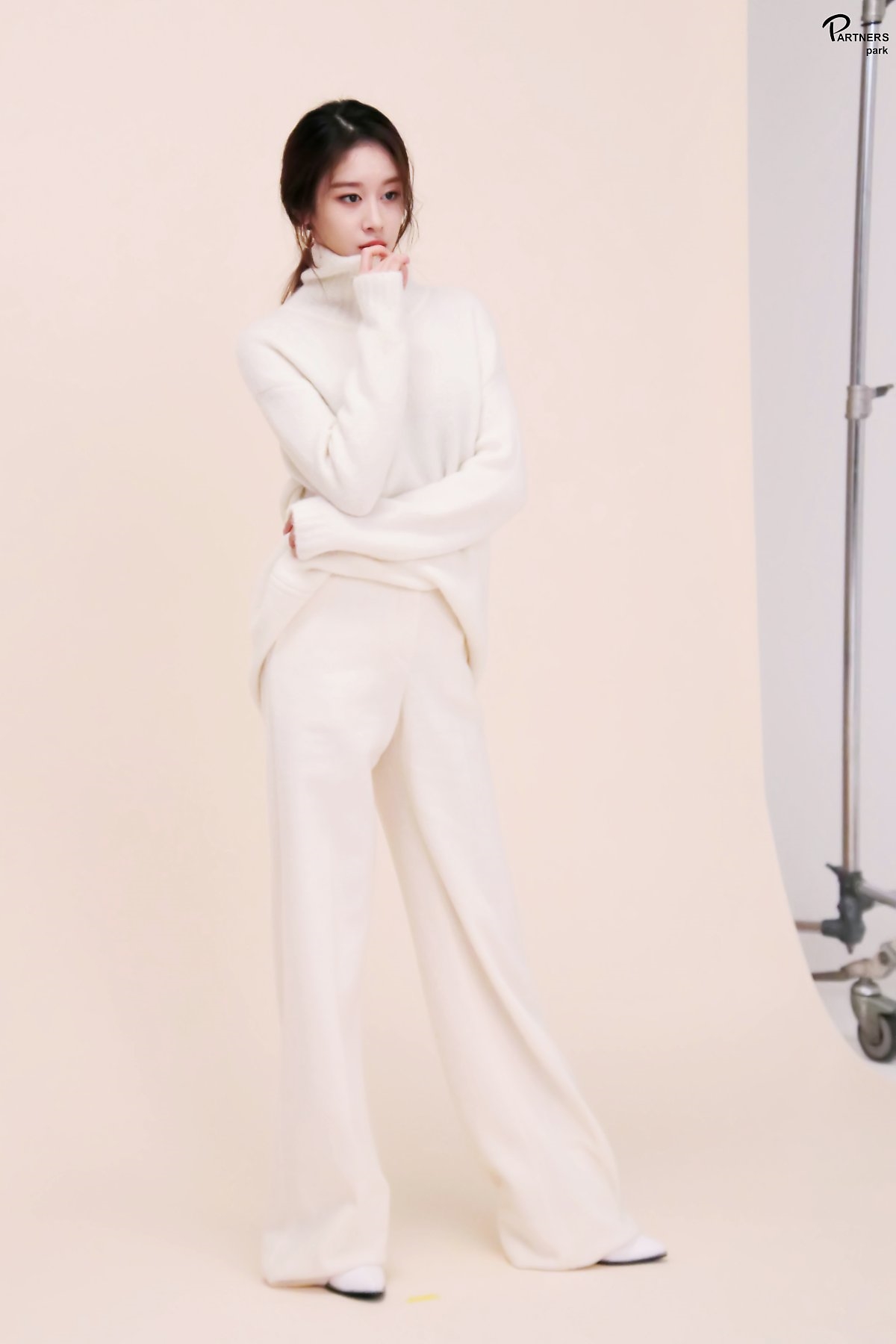 Jiyeon tung bộ ảnh chào năm mới đẹp mê hồn trước thềm comeback