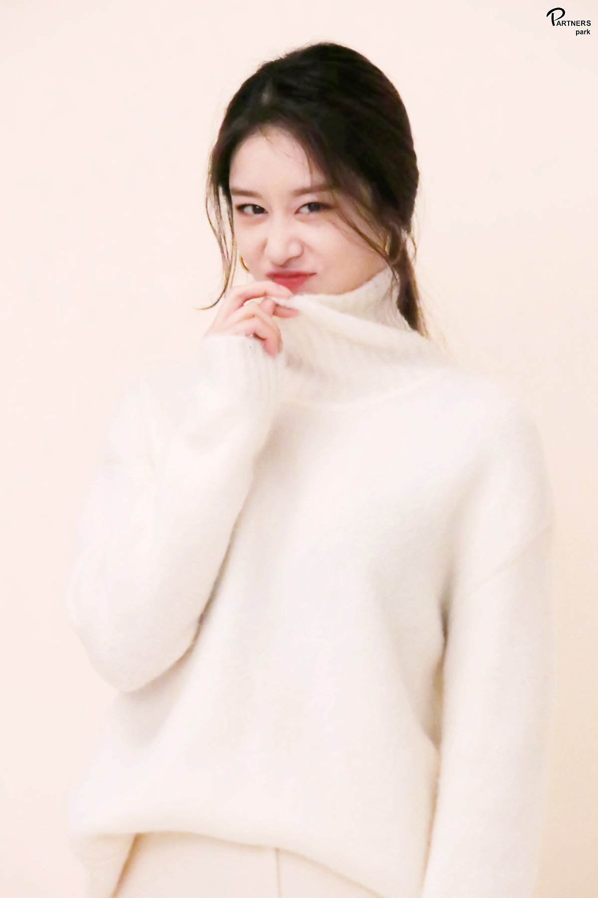 Jiyeon tung bộ ảnh chào năm mới đẹp mê hồn trước thềm comeback