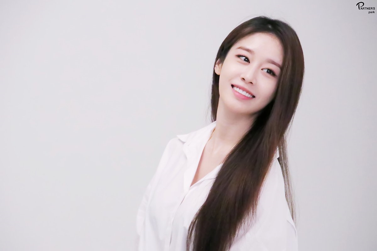 Jiyeon tung bộ ảnh chào năm mới đẹp mê hồn trước thềm comeback