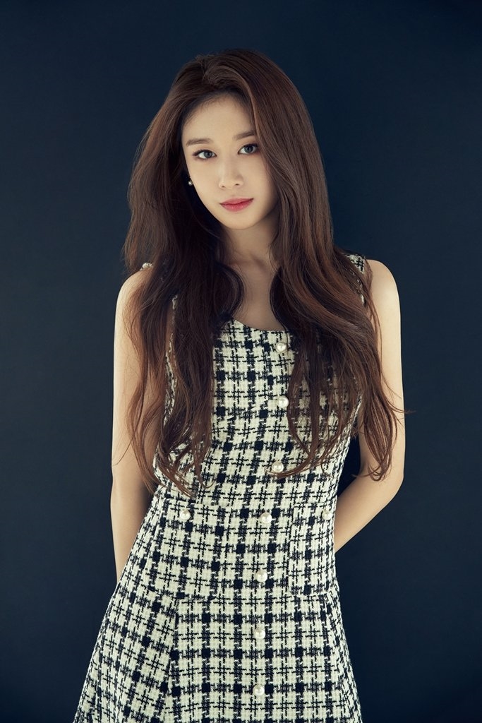 Jiyeon tung bộ ảnh chào năm mới đẹp mê hồn trước thềm comeback