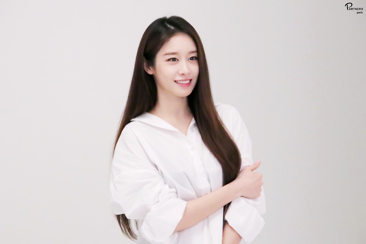 Jiyeon tung bộ ảnh chào năm mới đẹp mê hồn trước thềm comeback