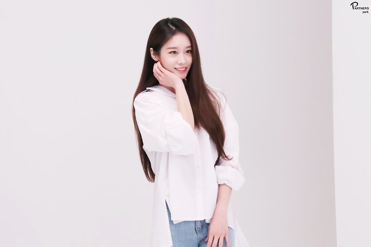 Jiyeon tung bộ ảnh chào năm mới đẹp mê hồn trước thềm comeback