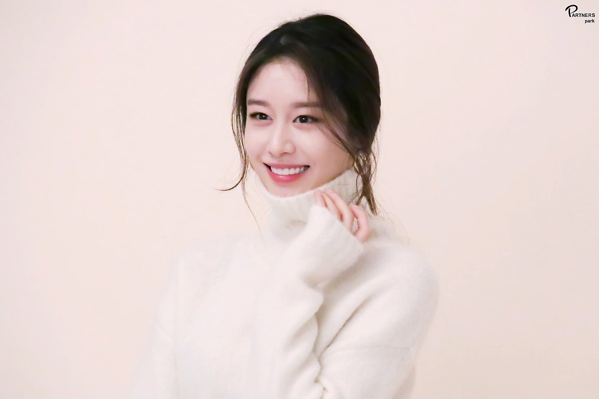 Jiyeon tung bộ ảnh chào năm mới đẹp mê hồn trước thềm comeback