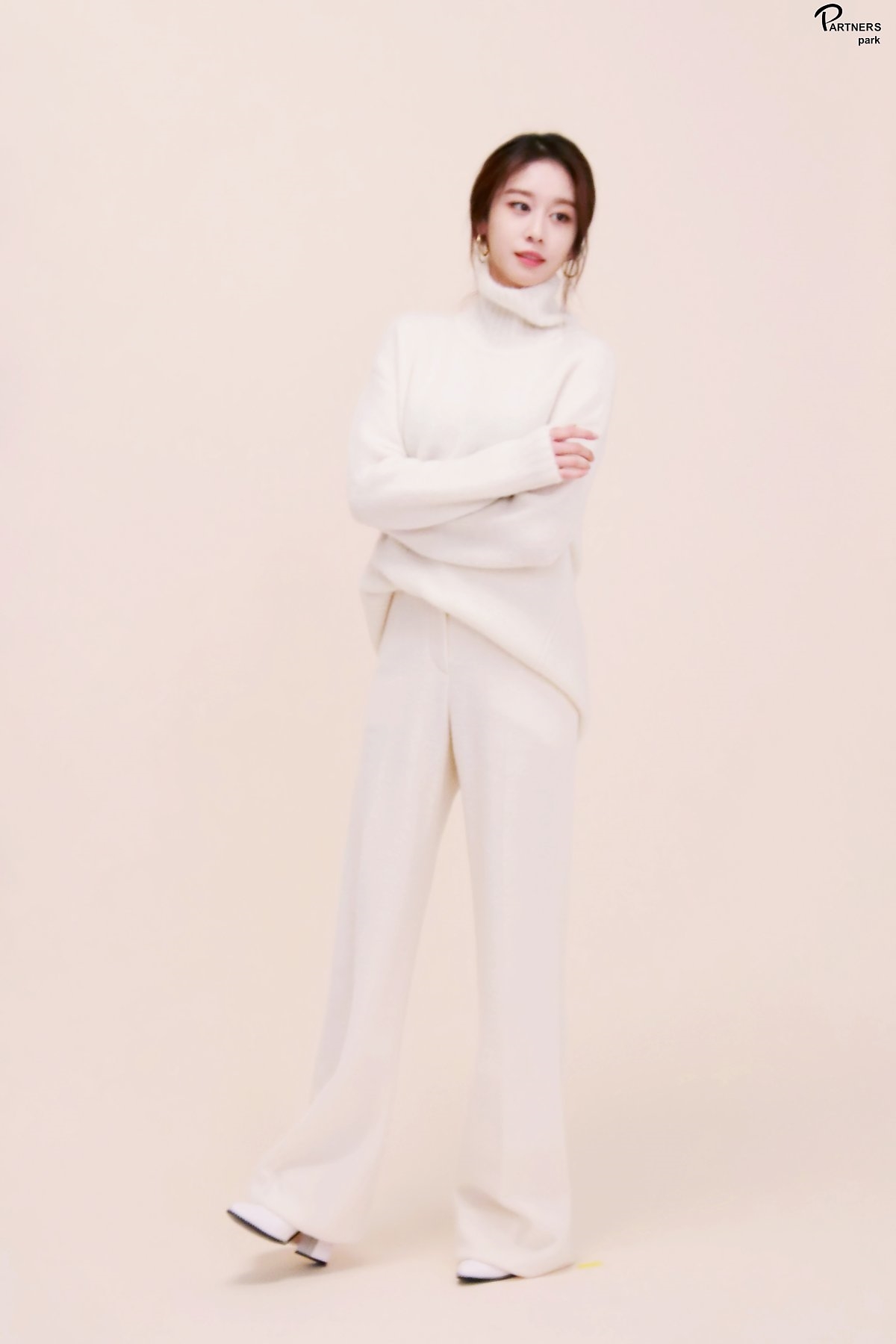 Jiyeon tung bộ ảnh chào năm mới đẹp mê hồn trước thềm comeback