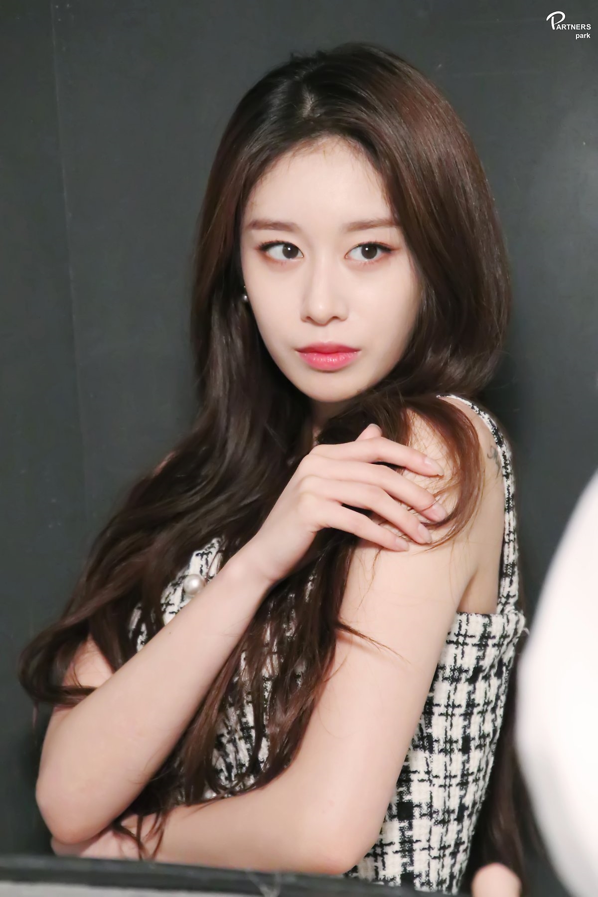 Jiyeon tung bộ ảnh chào năm mới đẹp mê hồn trước thềm comeback
