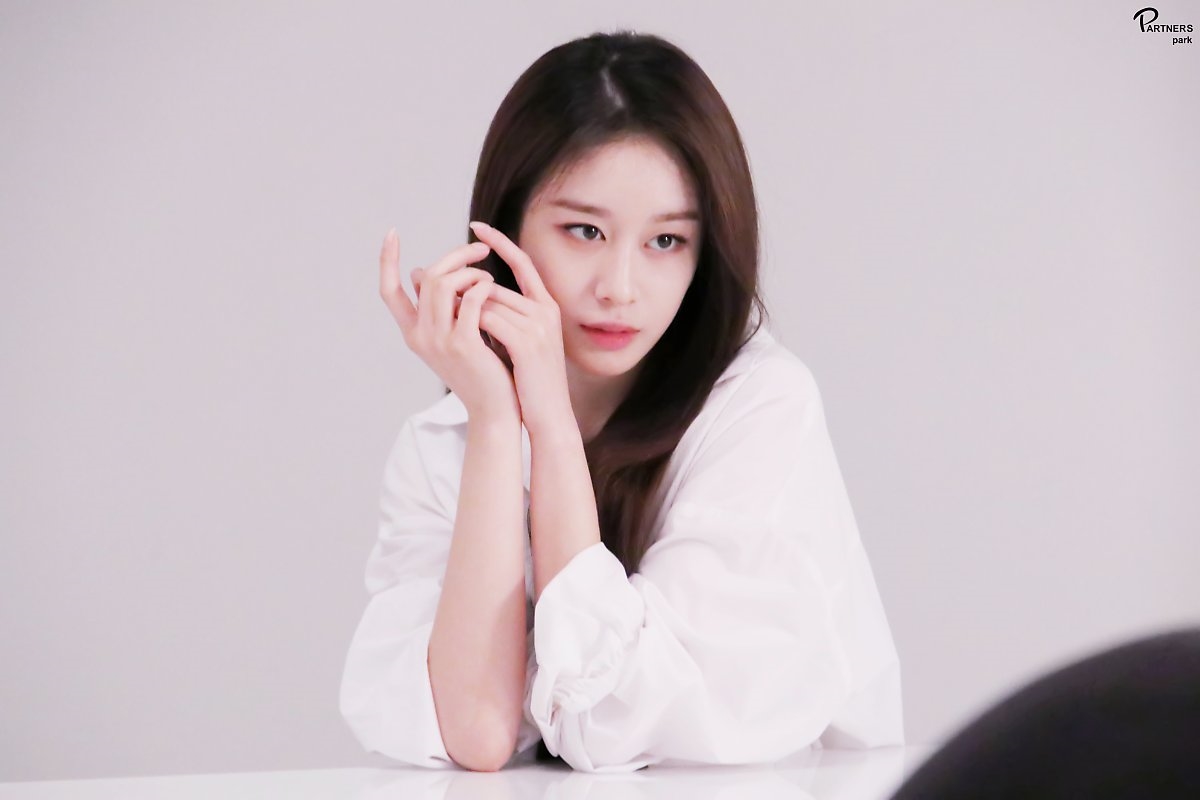 Jiyeon tung bộ ảnh chào năm mới đẹp mê hồn trước thềm comeback