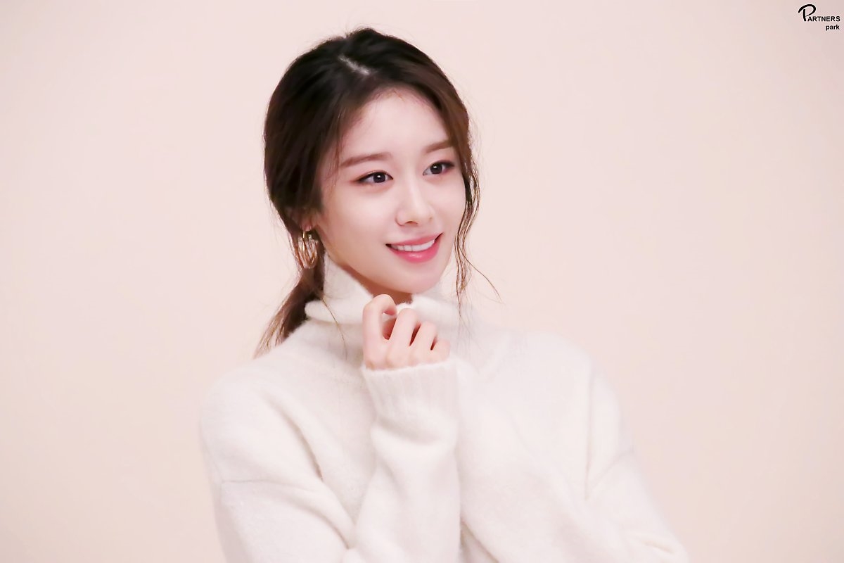 Jiyeon tung bộ ảnh chào năm mới đẹp mê hồn trước thềm comeback