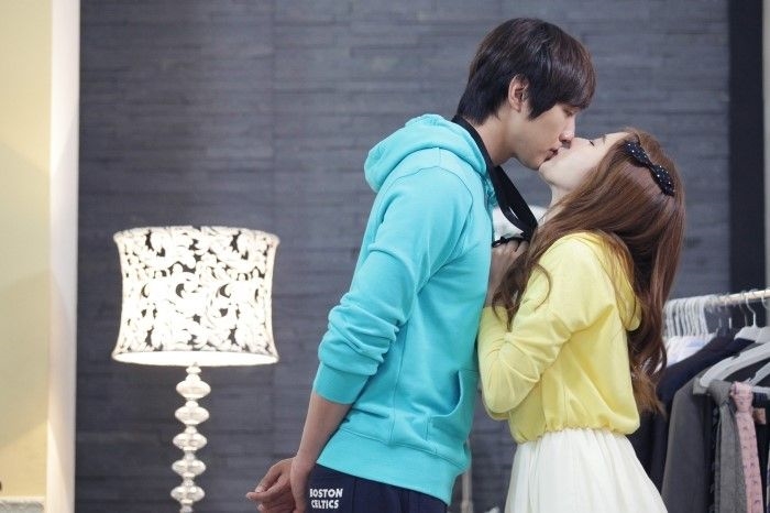 10 nụ hôn đỉnh cao nhất trong drama Hàn qua từng năm trong thập kỷ qua