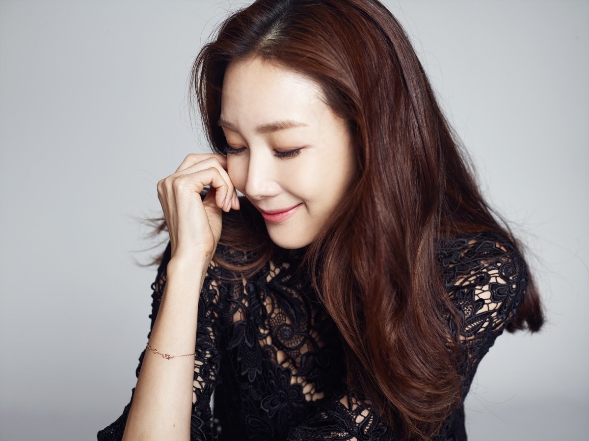 Choi Ji Woo lần đầu làm mẹ ở tuổi 44 sau 1 năm rưỡi kết hôn