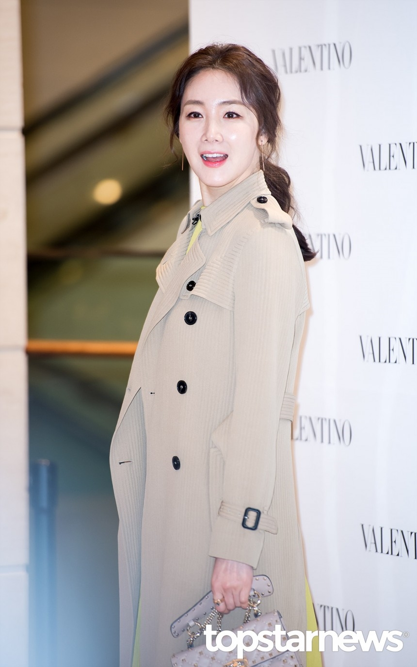 Choi Ji Woo lần đầu làm mẹ ở tuổi 44 sau 1 năm rưỡi kết hôn