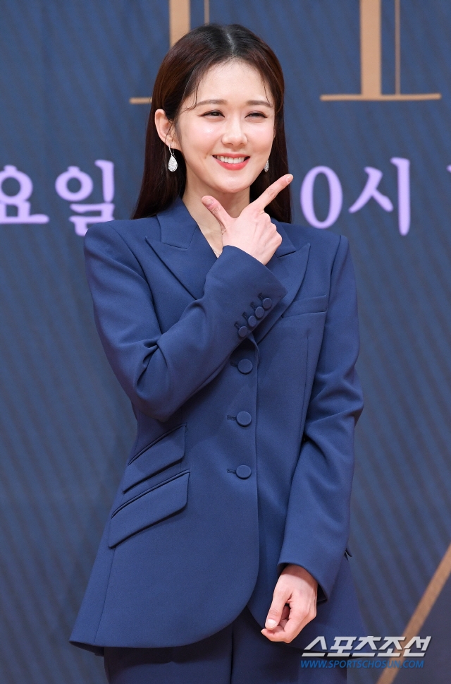 Jang Na Ra cười ngại vì tin đồn tình cảm với Lee Sang Yoon
