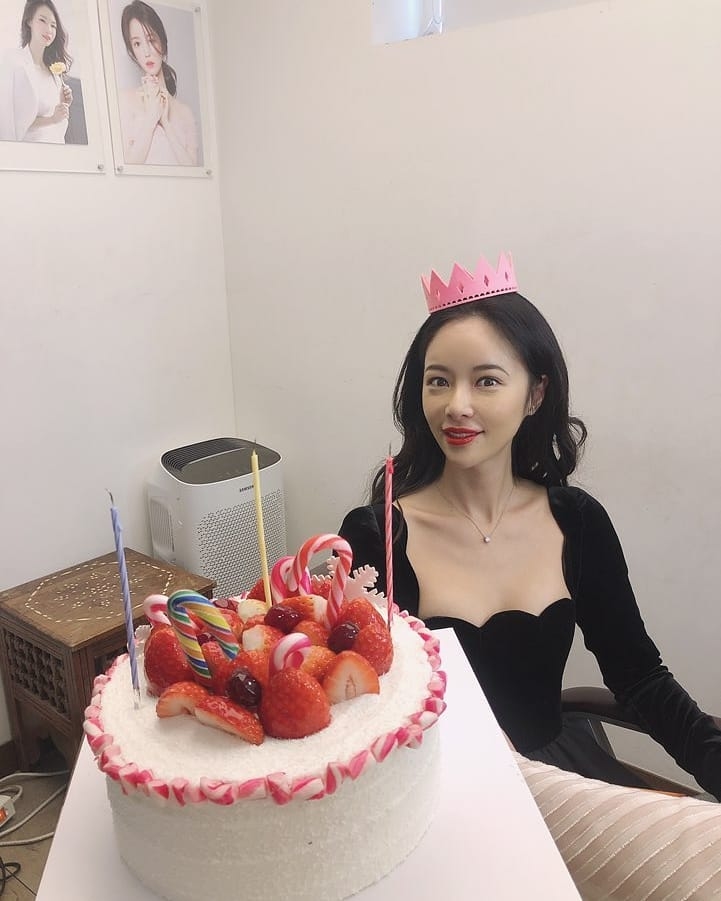 Hwang Jung Eum gây sốc với loạt ảnh gương mặt khác lạ trên MXH
