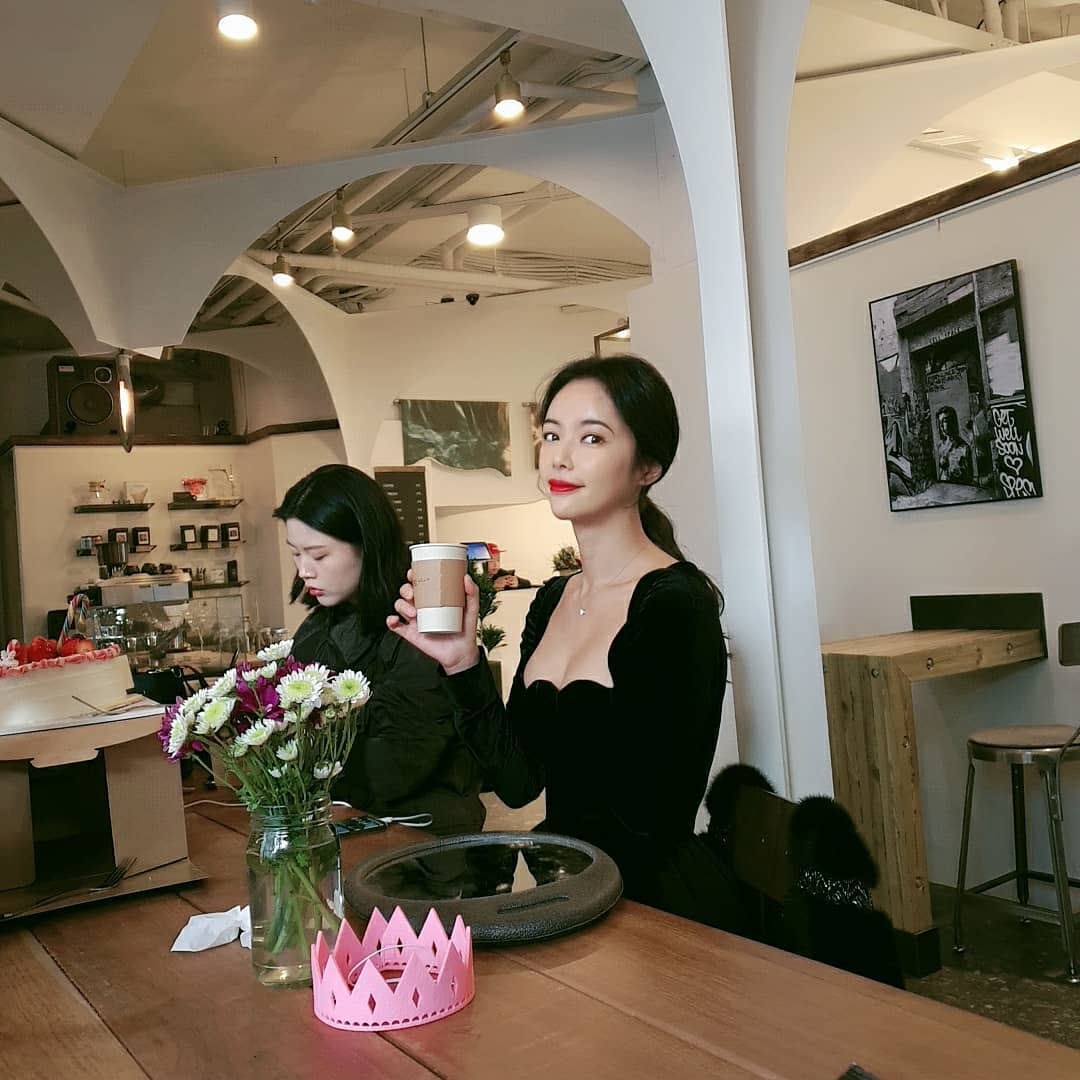 Hwang Jung Eum gây sốc với loạt ảnh gương mặt khác lạ trên MXH