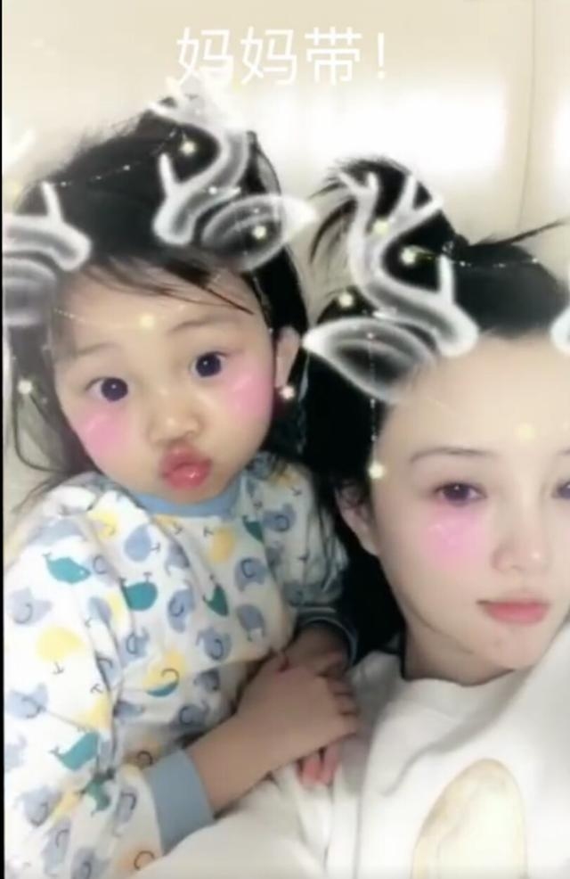 Lý Tiểu Lộ khoe con, Điềm Hinh càng lớn càng giống bố Giả Nãi Lượng
