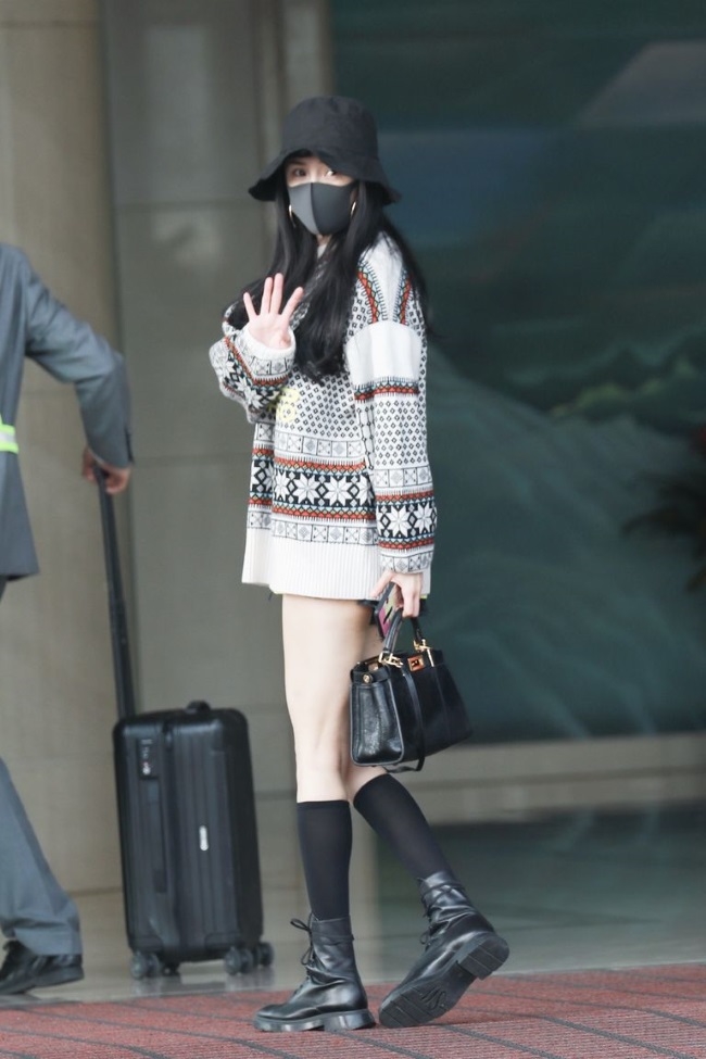 Dương Mịch, AngelaBaby... và sao nữ Cbiz biến sân bay thành sàn diễn