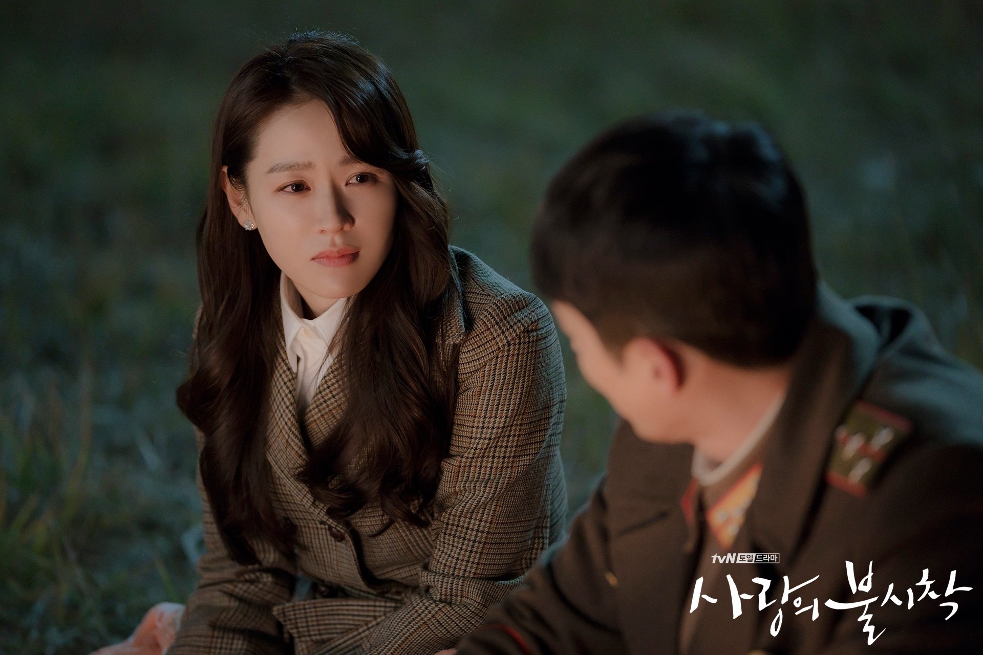 'Hạ cánh nơi anh' tung ảnh mới ngọt ngào của Hyun Bin - Gon Ye Jin
