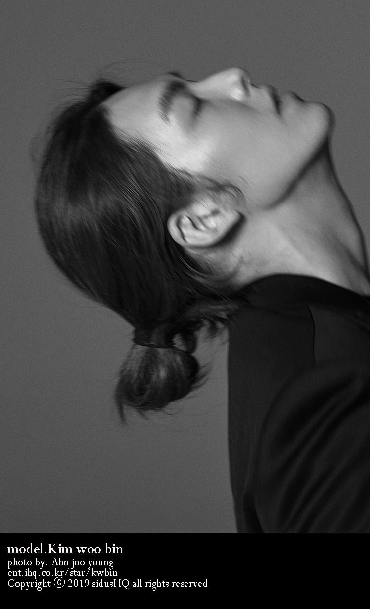 Kim Woo Bin tung bộ ảnh đen trắng với mái tóc dài lãng tử