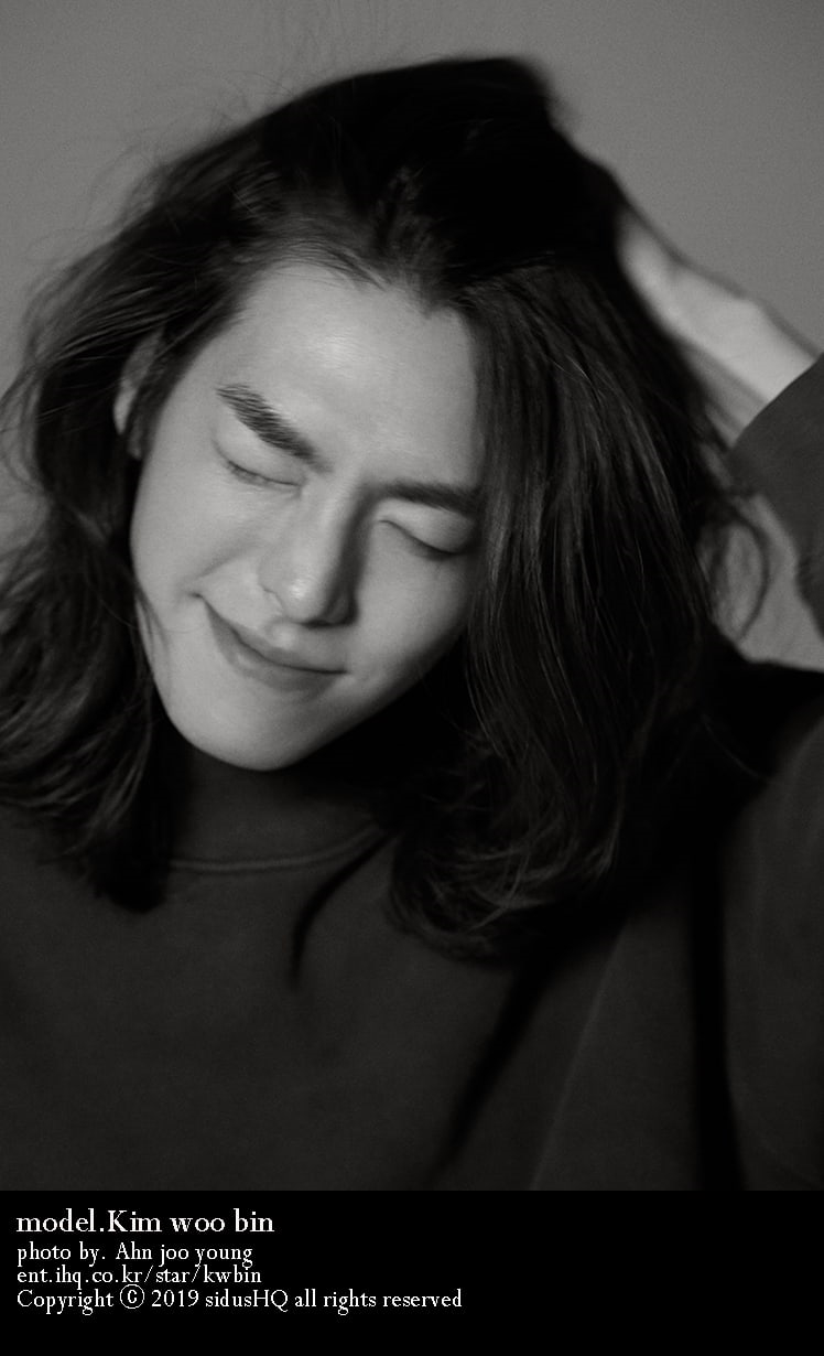 Kim Woo Bin tung bộ ảnh đen trắng với mái tóc dài lãng tử