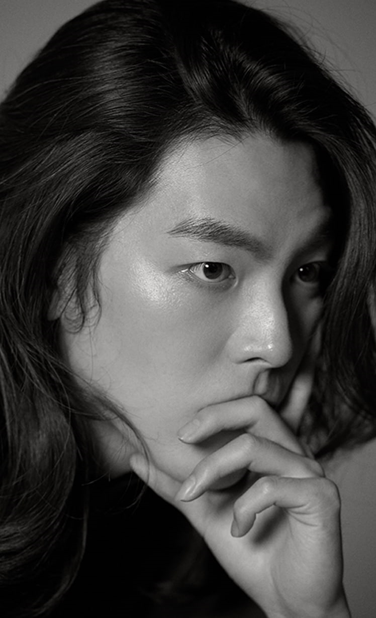 Kim Woo Bin tung bộ ảnh đen trắng với mái tóc dài lãng tử