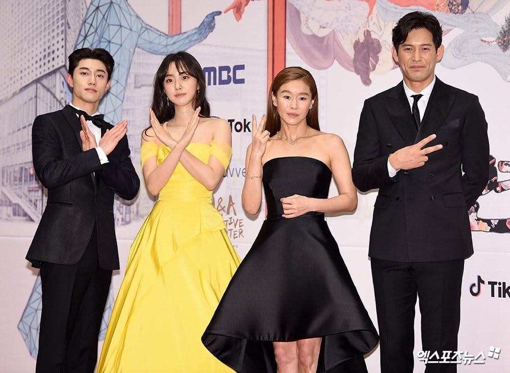 Han Ji Min - Shin Se Kyung đọ sắc tại lễ trao giải MBC Drama Awards