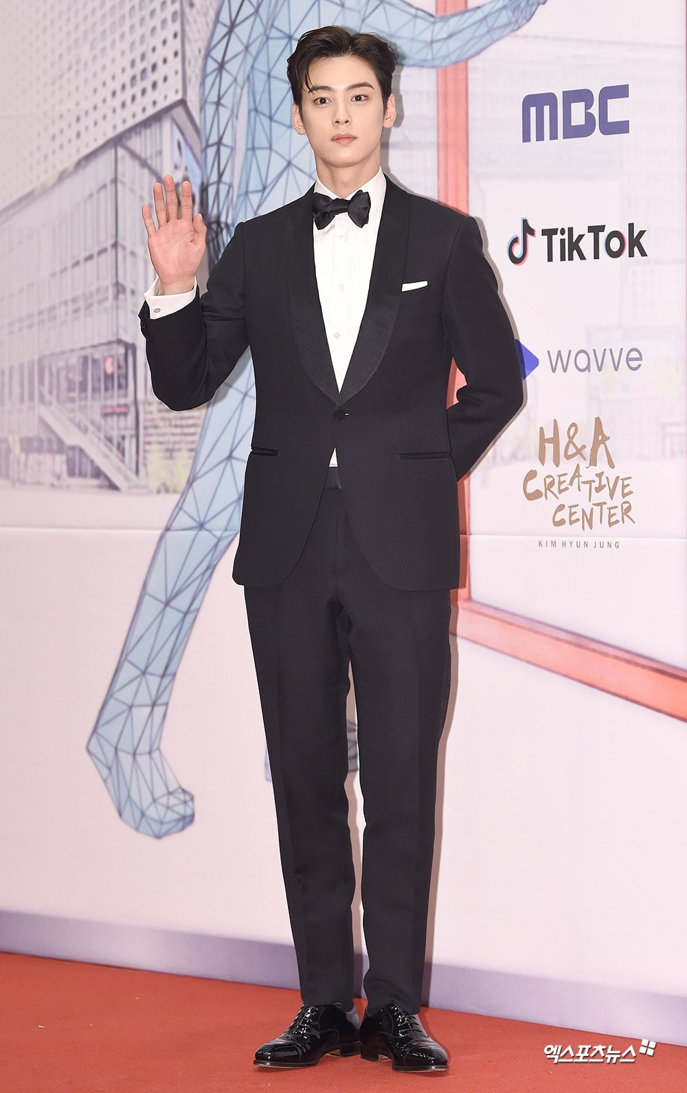 Han Ji Min - Shin Se Kyung đọ sắc tại lễ trao giải MBC Drama Awards