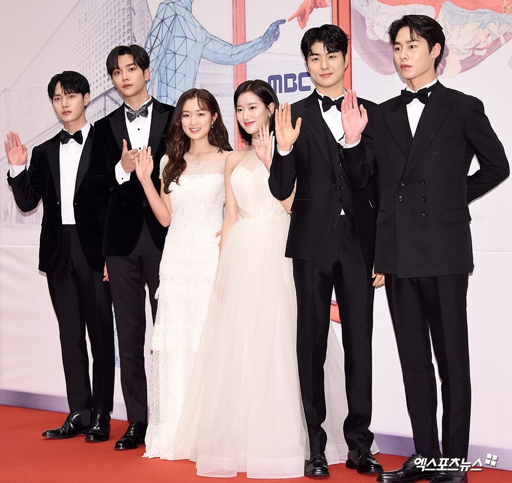 Han Ji Min - Shin Se Kyung đọ sắc tại lễ trao giải MBC Drama Awards