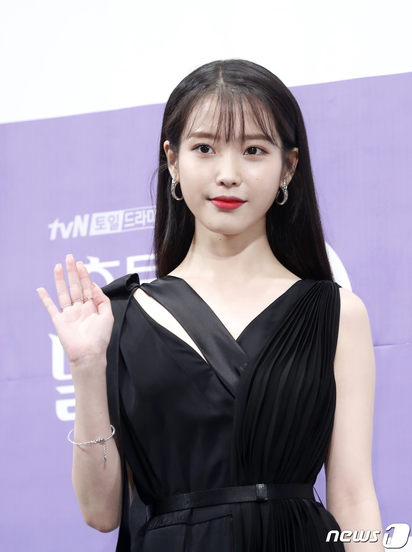 IU đóng cặp Park Seo Joon trong dự án điện ảnh đầu tiên