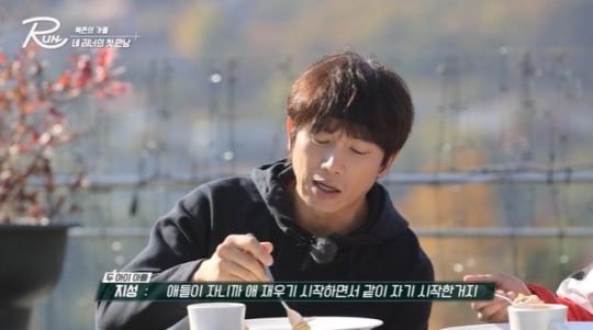 Ji Sung nói về Lee Bo Young và các con trên sóng truyền hình