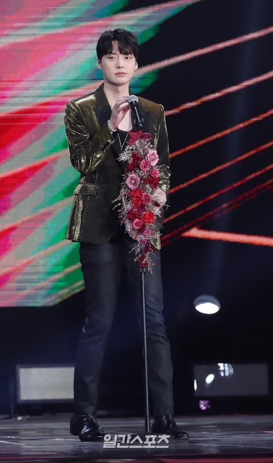 Ahn Jae Hyun gây sốc năm mới với màu tóc mới như idol