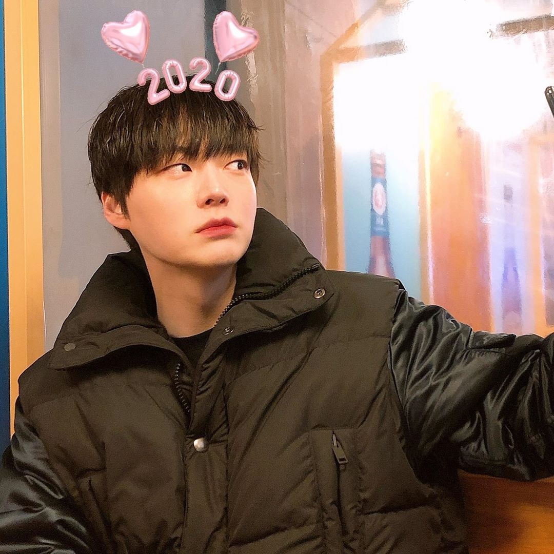 Ahn Jae Hyun gây sốc năm mới với màu tóc mới như idol