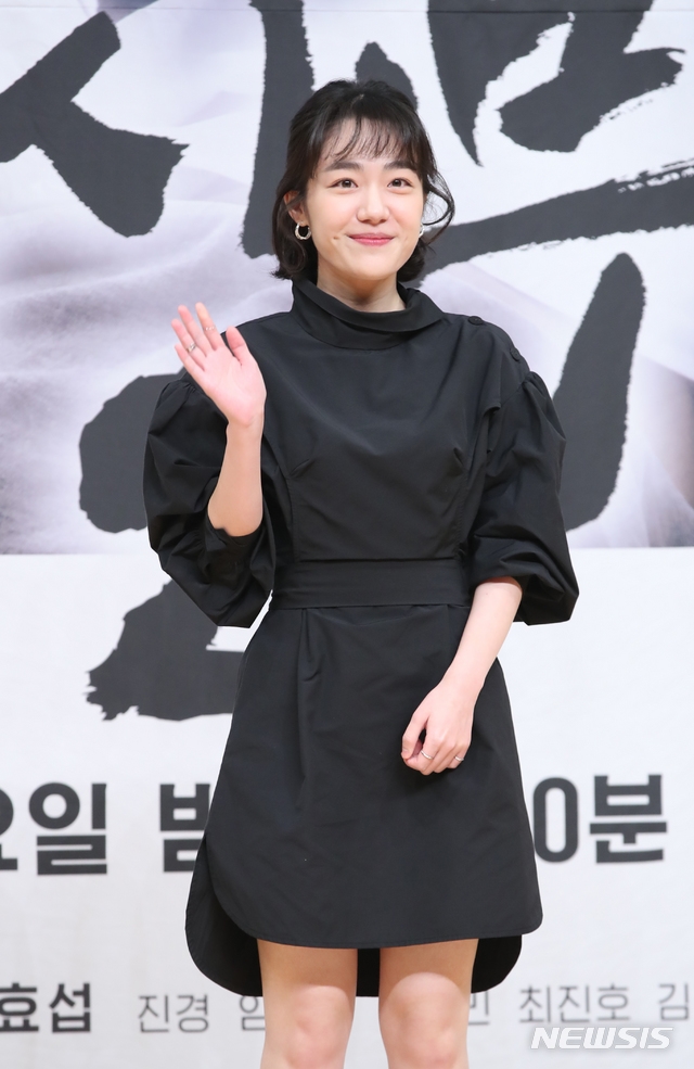 Lee Sung Kyung khoe dáng chuẩn trong họp báo Romantic Doctor Kim 2