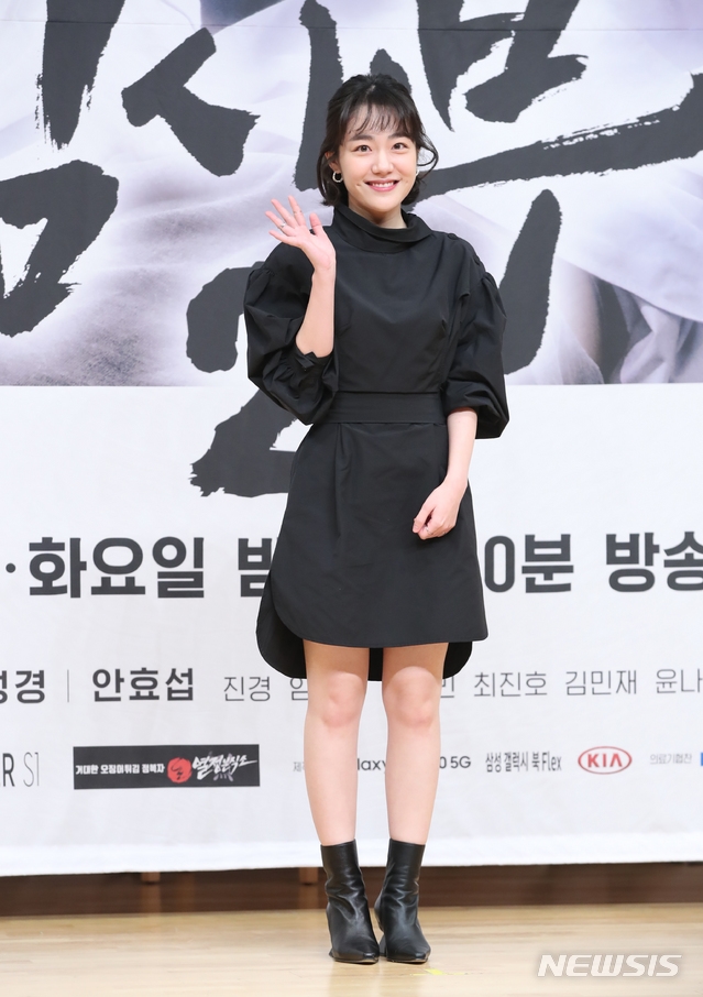 Lee Sung Kyung khoe dáng chuẩn trong họp báo Romantic Doctor Kim 2