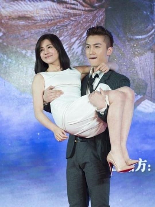Vu Chính hứng gạch đá vì khui chuyện cũ của Triệu Lệ Dĩnh - Trần Hiểu