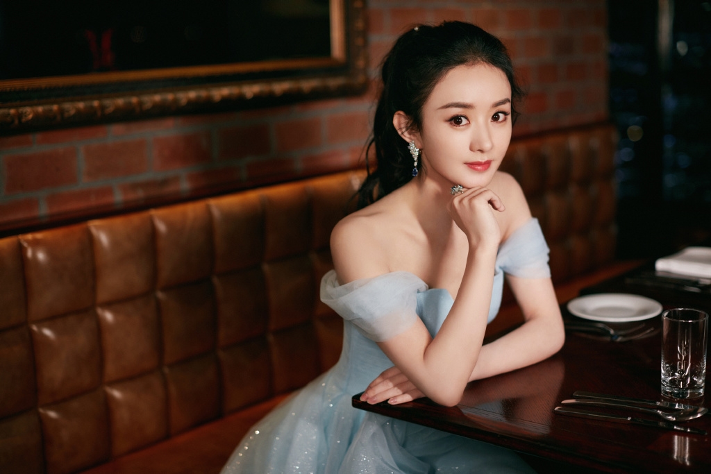 'Mẹ bỉm sữa' Triệu Lệ Dĩnh hóa công chúa xinh tươi ngọt ngào
