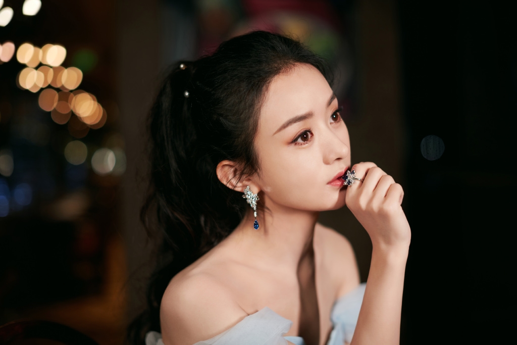 'Mẹ bỉm sữa' Triệu Lệ Dĩnh hóa công chúa xinh tươi ngọt ngào