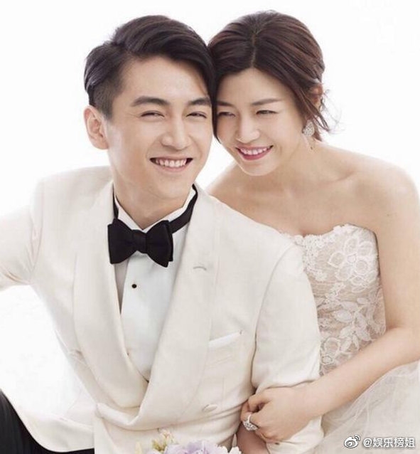 Trần Hiểu hạnh phúc dắt bà xã Trần Nghiên Hy đi ăn tiệc