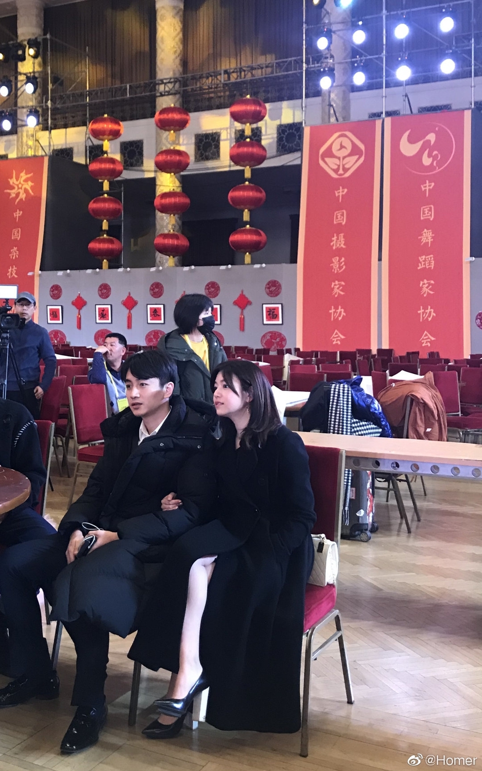 Trần Hiểu hạnh phúc dắt bà xã Trần Nghiên Hy đi ăn tiệc