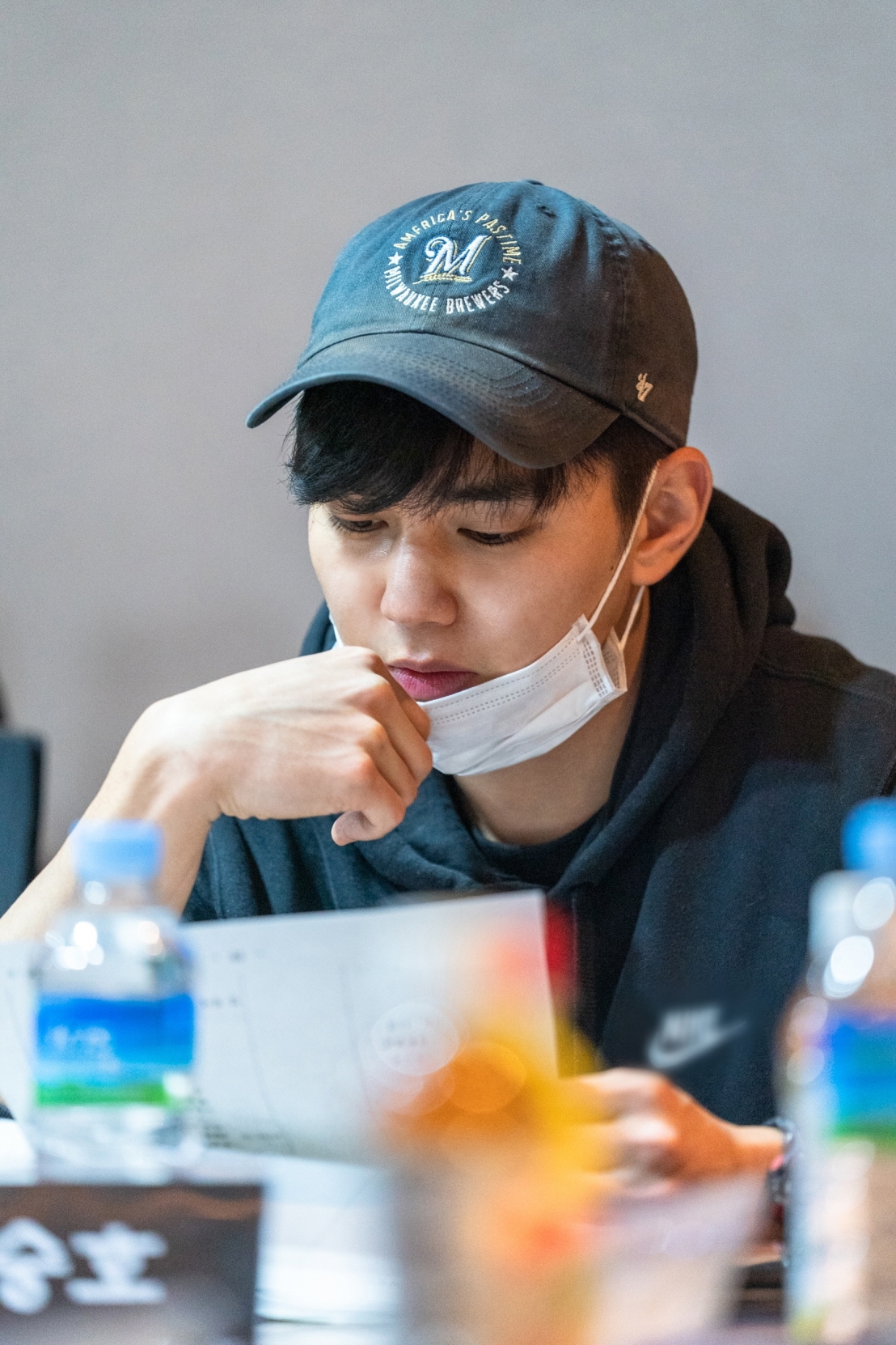 Drama mới của Yoo Seung Ho - Lee Se Young tung ảnh đọc kịch bản