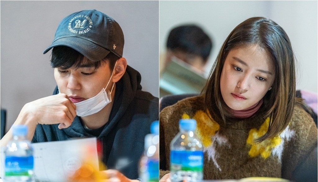 Drama mới của Yoo Seung Ho - Lee Se Young tung ảnh đọc kịch bản